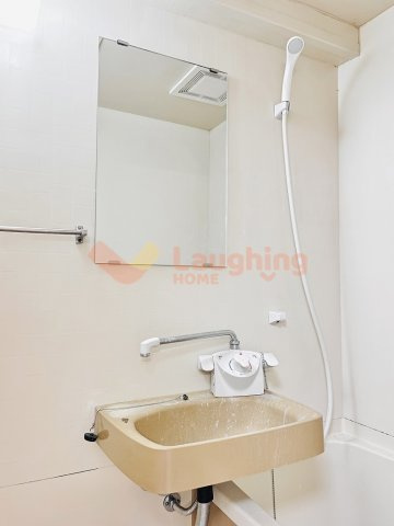 コーポラス坂井の洗面所|明るい洗面所です