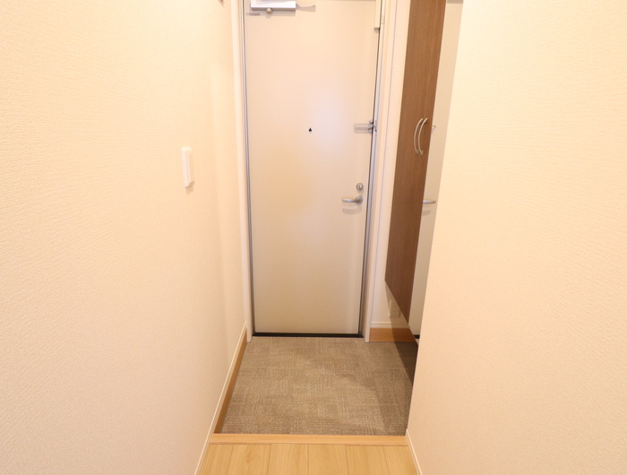 熊本市東区小山４丁目のアパートの玄関