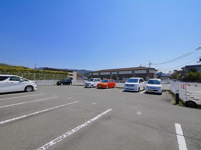 リュネールの駐車場|車をお持ちの方に嬉しい駐車場付きの物件です