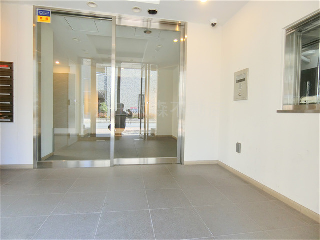 Mark Forest(マークフォレストのエントランス|エントランス　防犯カメラTVモニター付オートロック宅配BOXメールBOX管理人室