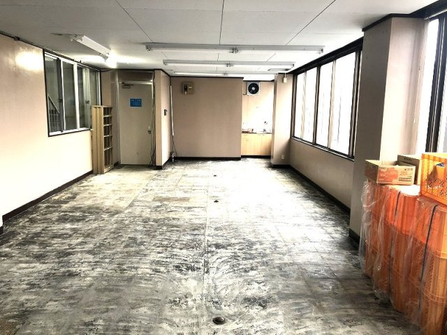  | 司町2階テナント | 北側に大きな窓があり明るいので、オシャレな事務所作りにピッタリな物件♪