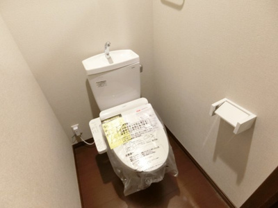 【トイレ】 | 富谷レジデンスⅠ | 温水洗浄便座付きのトイレ。