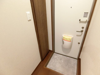 【玄関】 | 富谷レジデンスⅠ | 下駄箱付きで靴も収納できます。