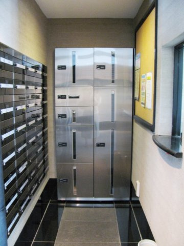 ヘリテージ本郷のエントランス|宅配ボックス