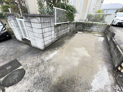 【駐車場】 | 唐戸邸D | いつでも目の届く敷地内に駐車場があります♪荷物がかさばりがちなお買物にも、敷地内駐車場があると便利ですよね☆