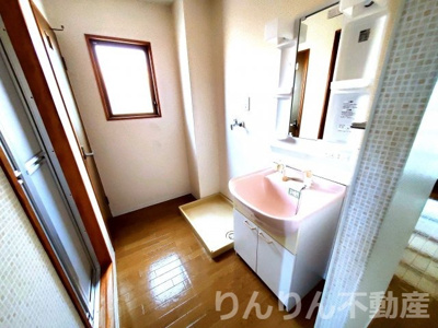 【独立洗面台】 | さやか第1ビルディング | 独立洗面台、小物を置くことができて便利です