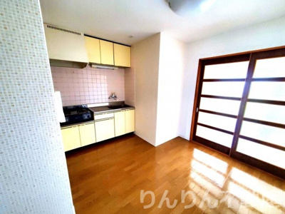 【居間・リビング】 | さやか第1ビルディング | こちらのリビングで趣味の時間をお楽しみください