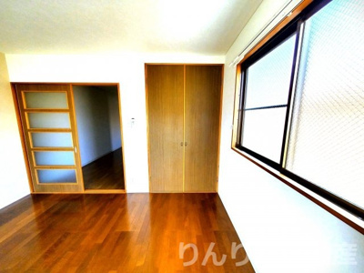 【居間・リビング】 | さやか第1ビルディング | こちらのリビングで趣味の時間をお楽しみください