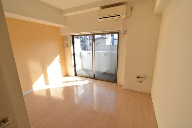 セレニテ難波西の洋室