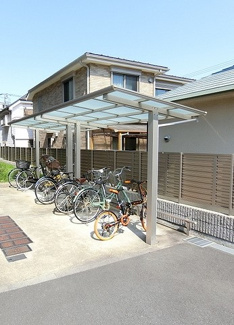 【その他共用部分】 | 屋根付きの駐輪場で雨が降っても大切な自転車が濡れなくてすみますね♪駅から自転車もおすすめです！