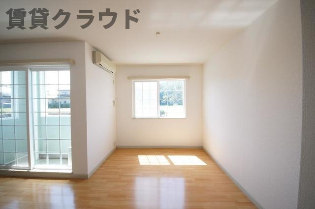 ヴェルデュールちはら台の居間・リビング|ゆったりとした居間です