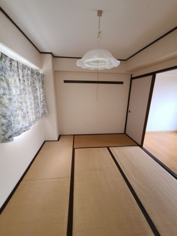 坪石ビルの和室|柔らかい畳が心地よい和室