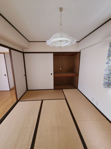 坪石ビルの和室|明るい和室です