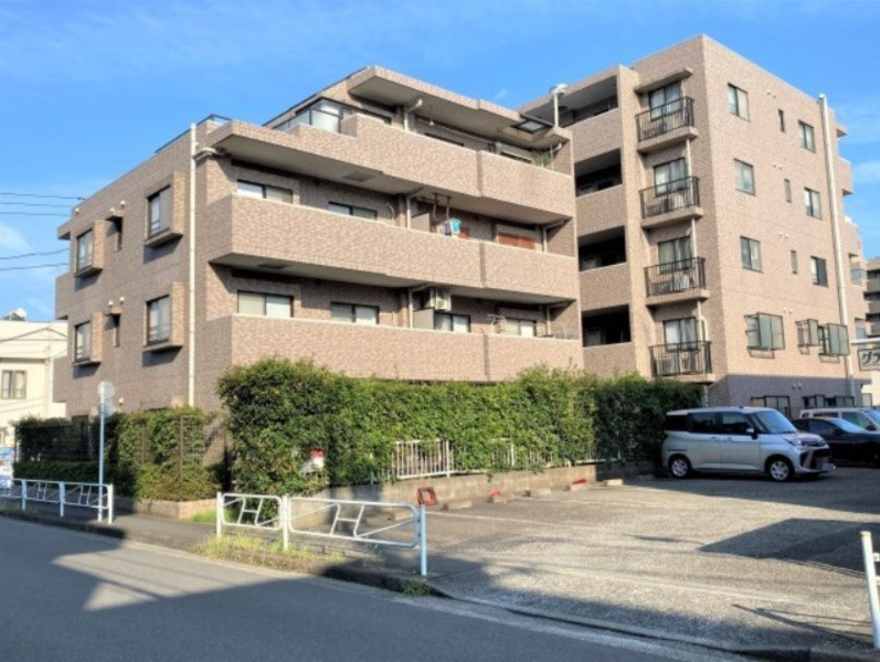重厚感のある、全面タイル張りの外観です。角地にございます。