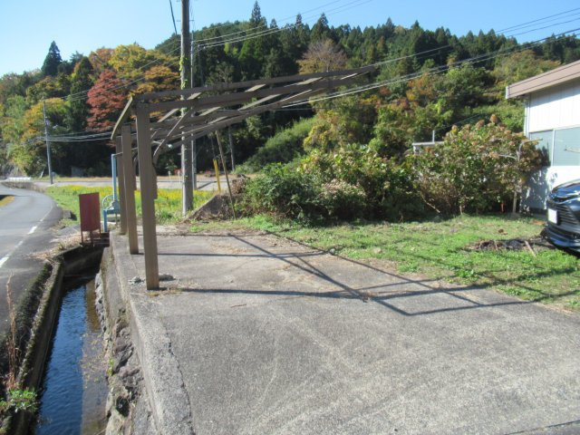 美作市梶並　中古住宅　７DK＋Sの駐車場|家の隣に駐車場、倉庫がついています