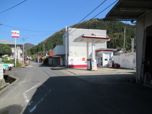 美作市梶並　中古住宅　７DK＋Sの前面道路含む現地写真|斜め前にガソリンスタンドあり