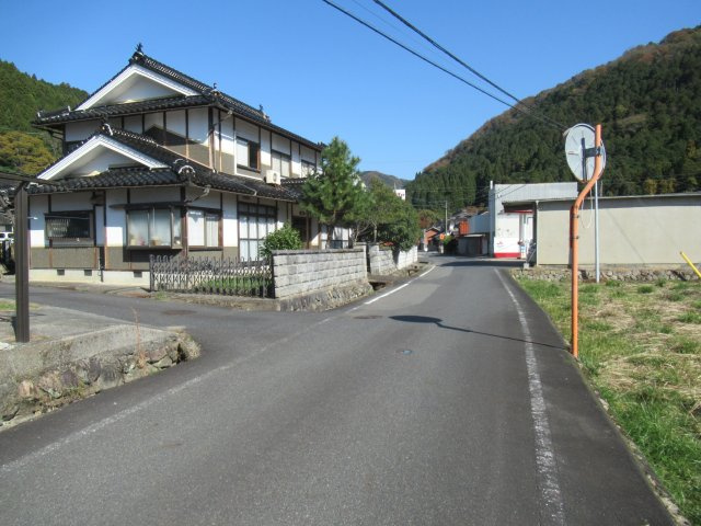 美作市梶並　中古住宅　７DK＋Sの前面道路含む現地写真