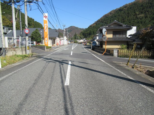 美作市梶並　中古住宅　７DK＋Sの前面道路含む現地写真
