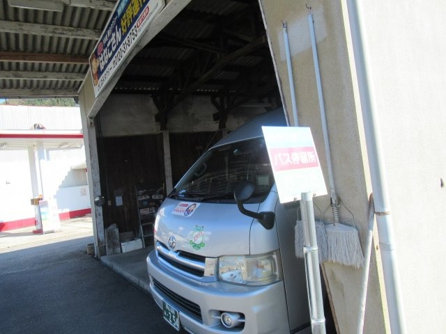 美作市梶並　中古住宅　７DK＋Sの周辺|家の目の前にバスの停留所あり