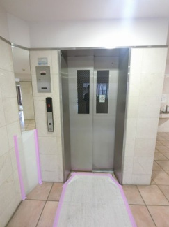 【その他共用部分】 | お買い物時やベビーカーの出し入れに便利なエレベーター付です。
