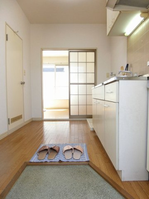 【展望】 | スカイアーバン | 玄関から室内への景観です！キッチンの奥に洋室6.2帖のお部屋があります♪