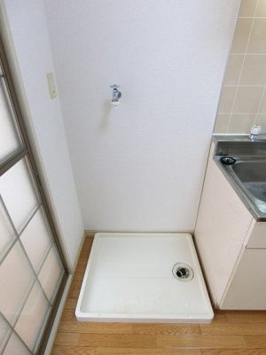 【設備】 | スカイアーバン | キッチン横にある室内洗濯機置き場です♪室内に置けるので洗濯機が傷みにくい☆防水パンが付いているので万が一の漏水にも安心です！