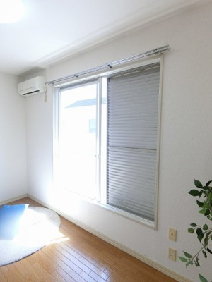 【セキュリティ】 | スカイアーバン | 雨戸付きなので夜やお出かけ時も安心です！雨戸は冬場の寒さ対策にもなります◎