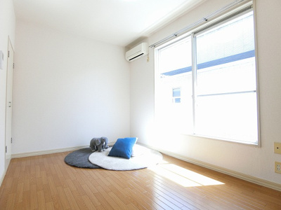 【洋室】 | スカイアーバン | 南西向き洋室6.2帖☆バルコニーに繋がるお部屋です！洋室なのでお手入れもラクラク～♪エアコン付きで1年中快適に過ごせます♪