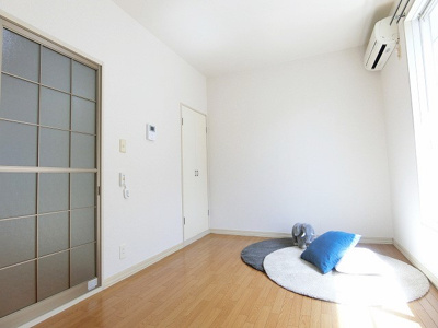 【寝室】 | スカイアーバン | 南西向き洋室6.2帖☆クローゼットがあります♪お洋服が多い方もお部屋がすっきり片付きます☆