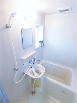 【浴室】 | スカイアーバン | バスルームは洗面台付きの2点ユニットです♪窓があるので換気もOK♪お風呂に浸かって一日の疲れもすっきりリフレッシュ♪