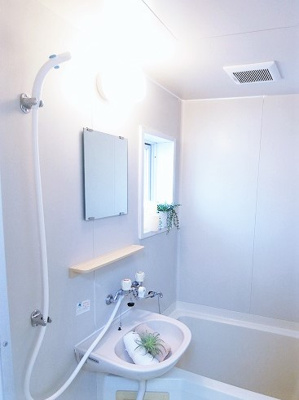 【洗面所】 | スカイアーバン | バスルームにある洗面台です！鏡の前で身支度ばっちりできちゃいます◎