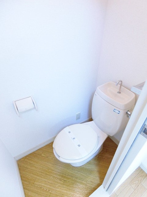 【トイレ】 | スカイアーバン | 人気のバストイレ別です♪トイレが独立していると使いやすいですよね☆小物を置ける便利な棚やタオルハンガーも付いています♪