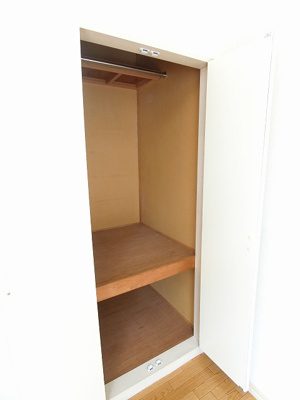 【収納】 | スカイアーバン | 洋室6.2帖のお部屋にあるクローゼットです！お洋服もしわにならず、キレイに収納できます☆