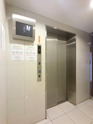 【その他共用部分】 | ディアスタ子安ベイスケープ | お買い物時やベビーカーの出し入れに便利なエレベーター付です。