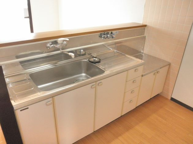 泉大津市東助松町４丁目の賃貸マンションのキッチン|コンパクトなキッチンで掃除もラクラク