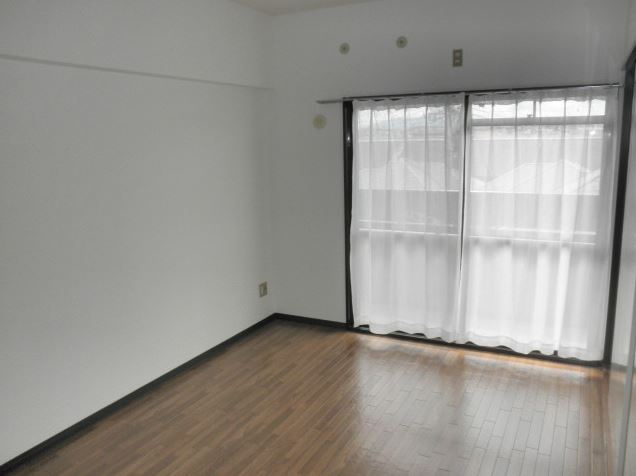 泉大津市東助松町４丁目の賃貸マンションの居間・リビング|こちらのリビングで趣味の時間をお楽しみください