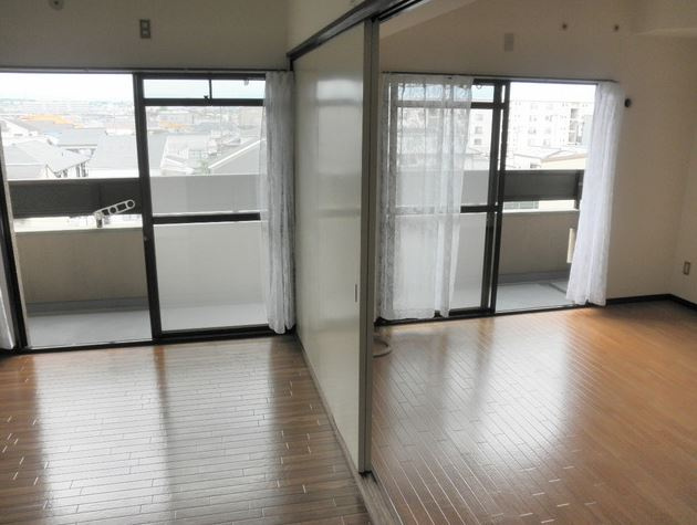 泉大津市東助松町４丁目の賃貸マンションの居間・リビング|こちらの居間で趣味の時間をお楽しみください
