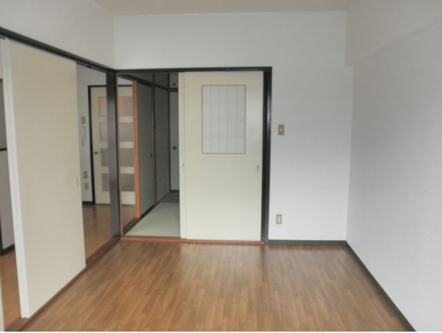 泉大津市東助松町４丁目の賃貸マンションの居間・リビング|ゆったりとした居間です
