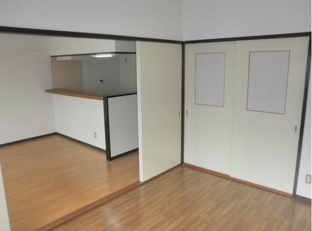 泉大津市東助松町４丁目の賃貸マンションの居間・リビング|こちらの居間で趣味の時間をお楽しみください