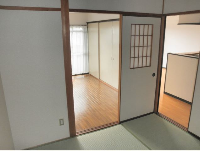 泉大津市東助松町４丁目の賃貸マンションの和室|和室、ちょっとしたくつろぎスペースにいかがでしょうか
