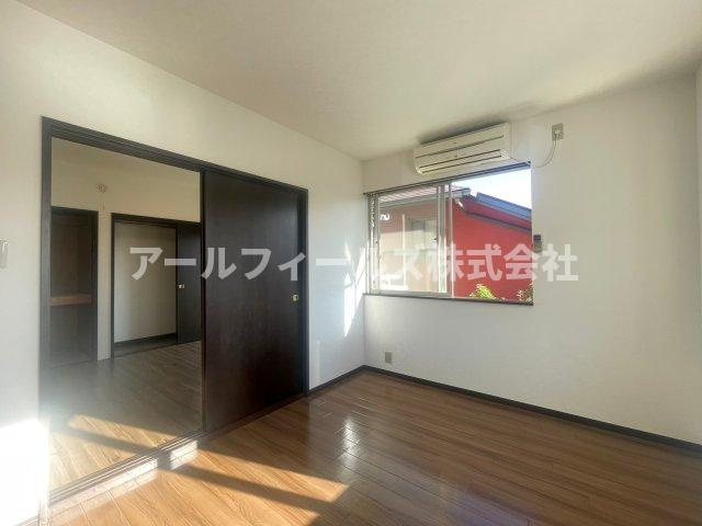 千葉市中央区松ケ丘町のアパートの居間・リビング