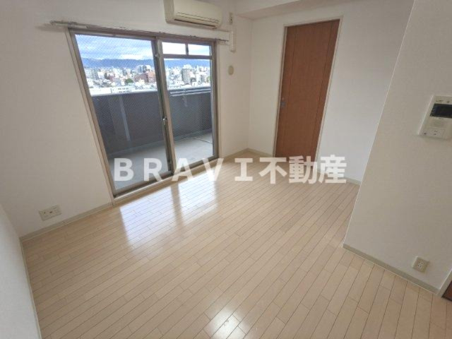 ドゥーエ森ノ宮 BRAVI不動産の居間・リビング|【ドゥーエ森ノ宮】こちらのリビングで趣味の時間をお楽しみください