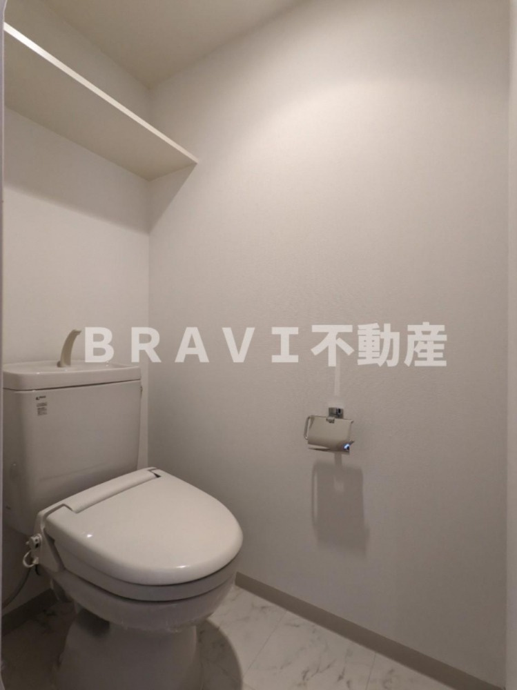 ドゥーエ森ノ宮 BRAVI不動産のトイレ|【ドゥーエ森ノ宮】棚付きのトイレ
