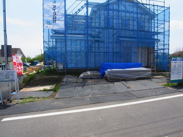 新築　榛東村広馬場22-P2　1号棟の駐車場|現地写真　駐車スペースは建物北側に並列3台分可能です！

