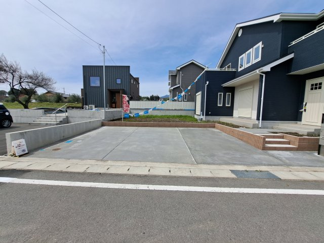 新築　榛東村広馬場22-P2　2号棟の駐車場|現地写真　駐車スペースは建物南側に並列3台分可能です！

