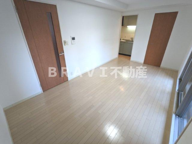 ドゥーエ森ノ宮 BRAVI不動産の居間・リビング|【ドゥーエ森ノ宮】こちらのリビングで趣味の時間をお楽しみください