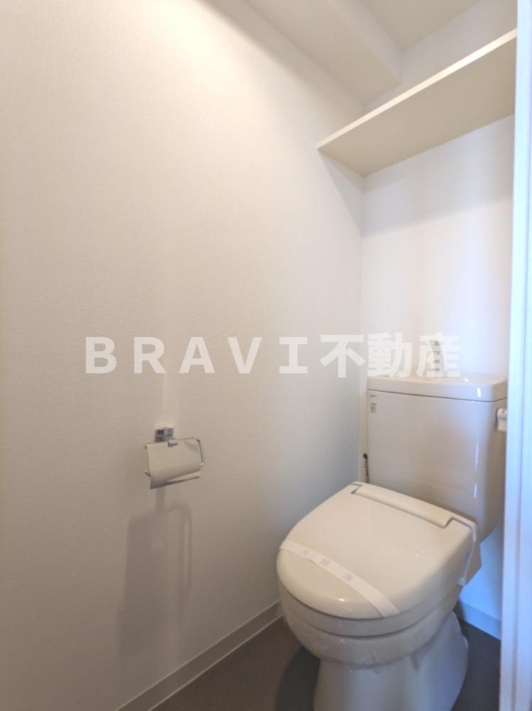 ドゥーエ森ノ宮 BRAVI不動産のトイレ|【ドゥーエ森ノ宮】棚付きのトイレ