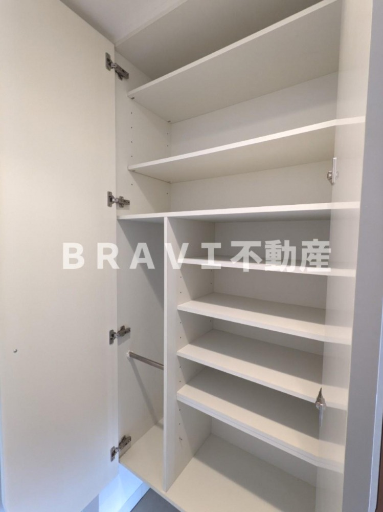 ドゥーエ森ノ宮 BRAVI不動産の玄関|【ドゥーエ森ノ宮】シューズボックス