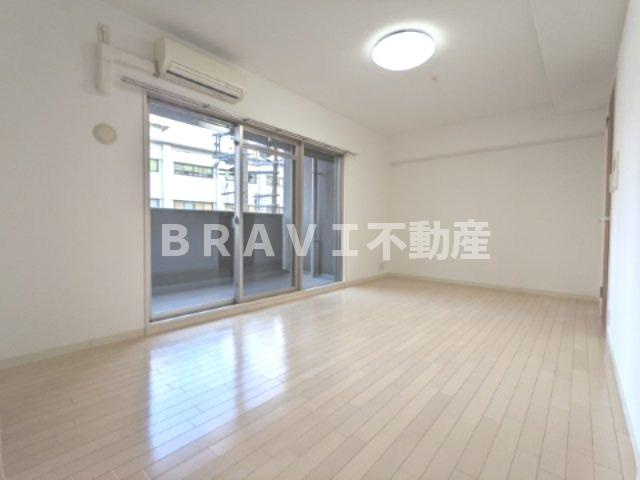 ドゥーエ森ノ宮 BRAVI不動産の居間・リビング|【ドゥーエ森ノ宮】ゆったりとしたリビングです