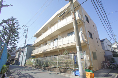 オートロック付きマンション。エレベーターで上階へも楽々です♪